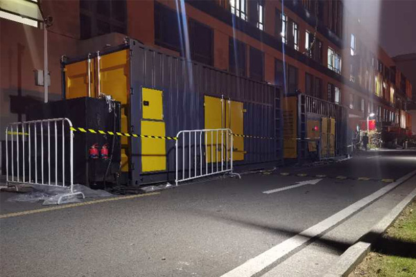 壤塘柴油发电机组的输出电压是如何调节的？