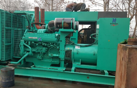 壤塘发电机组如何判断水冷式机油散热器内部是否需要清洗？