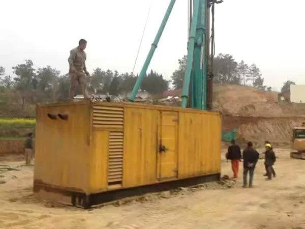 壤塘如何判断水冷式机油散热器密封件是否需要更换？